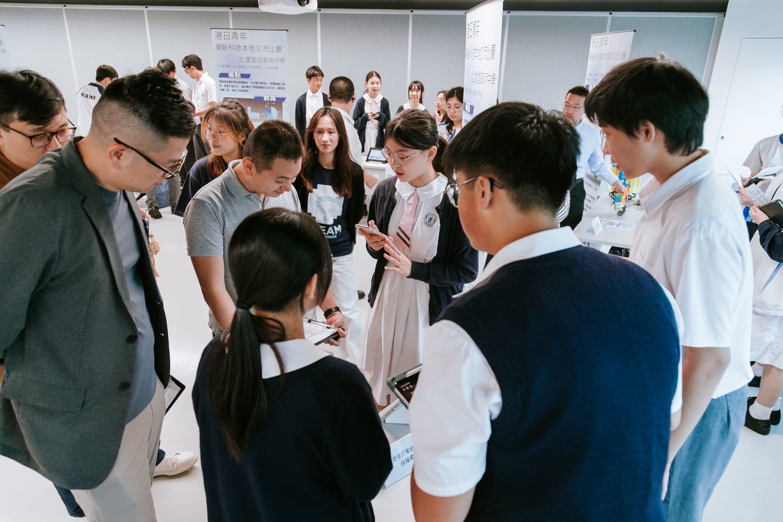 香港聯校樂齡科技比賽：學生向來賓介紹原型