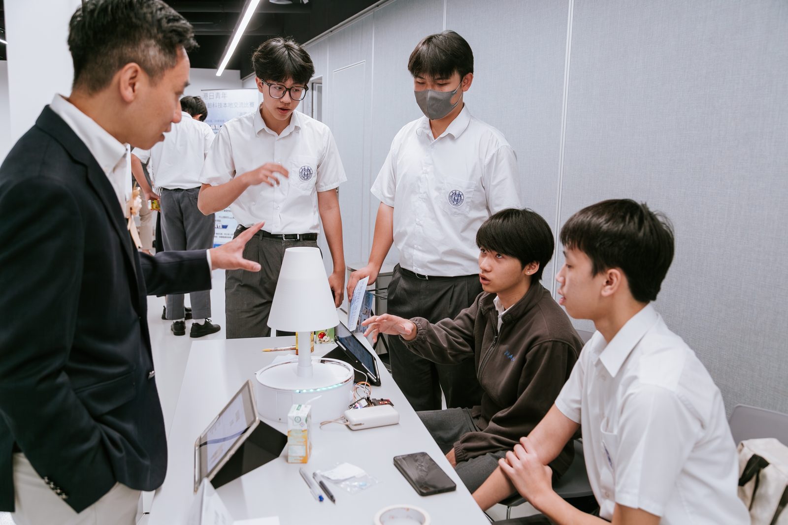 學生向來賓解說桌上的樂齡裝置