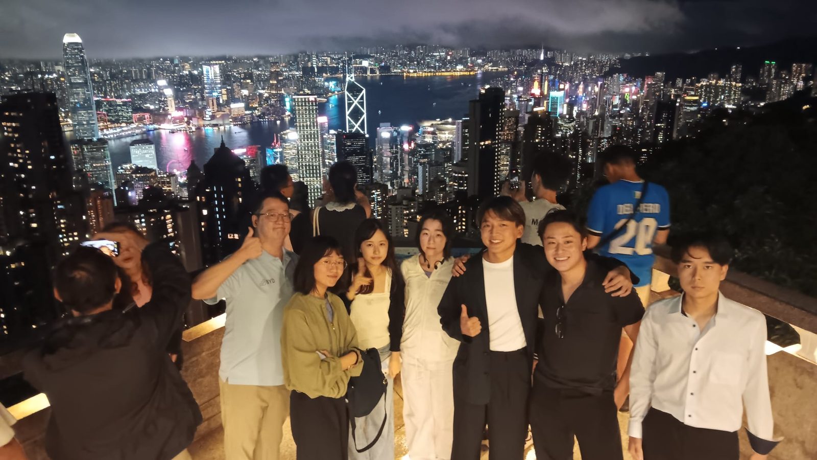 太平山頂夜景前的港日青年